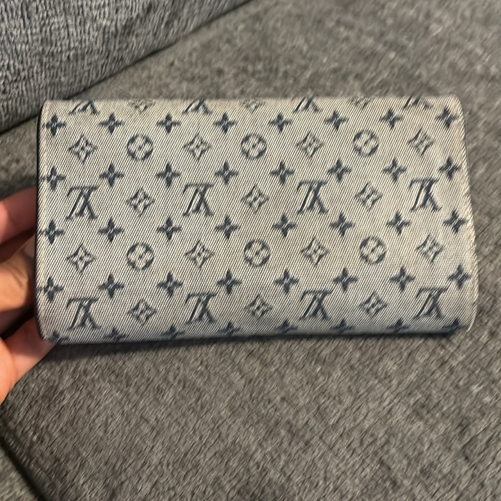 LOUIS VUITTON
Navy Monogram Mini Lin International Wallet - Picture 6 of 13